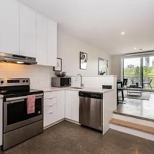 Elegant & Perfectly Located By Atwater Market By Den Stays Apartment